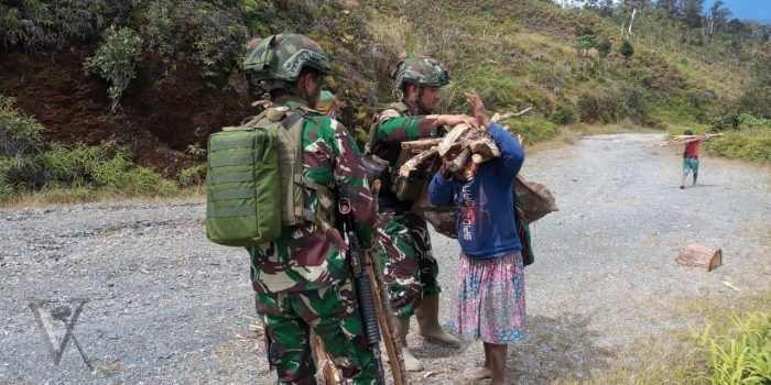Satgas Yonif 509 Kostrad Sapa Ramah Warga Yang Melintasi Pos