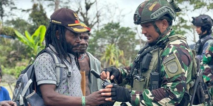 Disambut Baik Masyarakat Papua, Satgas Yonif 509 Kostrad Bagikan Bantuan Door To Door
