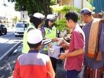 Srikandi Satlantas Polres Gresik Gelar Patroli dan Berbagi Makanan di Masjid Baitus Salam