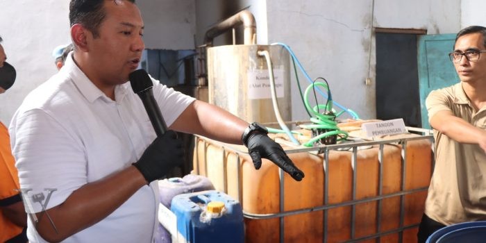 Terbongkar! Pabrik Miras Ilegal di Malang Produksi 250 Liter Arak Sekali Operasi