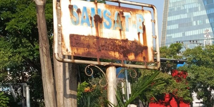 Ironi: Warga Diminta Tepat Waktu Bayar Pajak, Papan Nama Samsat Gayungan Tak Terurus