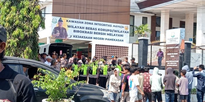 Supremasi Hukum Dipertanyakan, Aktivis NGO Madura Demo Polres dan Kejari Pamekasan
