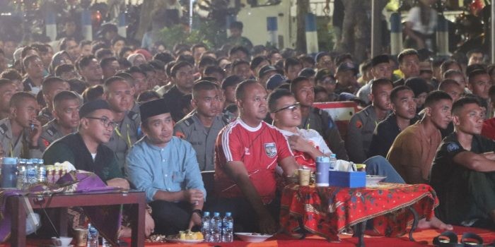 Kapolres Pasuruan Kota Titip Pesan Pilkada Damai Saat Nobar Indonesia vs Filipina
