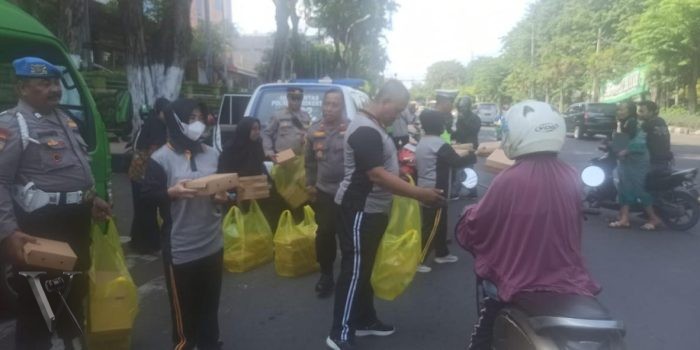 Polsek Simokerto Bagikan 200 Nasi Kotak kepada Masyarakat Setelah Berhasil Tangkap Pelaku Curanmor