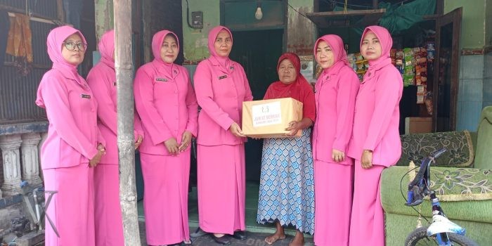 Bhayangkari Polsek Benjeng Berbagi Kasih dengan Janda dan Warga Kurang Mampu