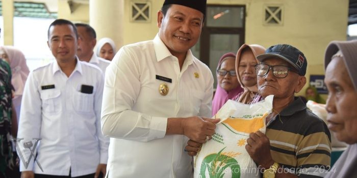 Guru Ngaji Desa di Sidoarjo Berterima Kasih Dapat Bantuan Beras dari Plt Bupati H Subandi