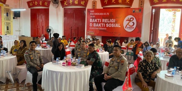 Polisi di Surabaya Bersihkan Kelenteng, Berikan Cek Kesehatan dan Obat Gratis, serta Bagikan 50 Paket Sembako ke Masyarakat