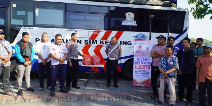 Satlantas Polres Gresik Bagikan Sarapan Gratis kepada Pemohon SIM Keliling dalam Rangka Hari Jadi Bhayangkara ke-78