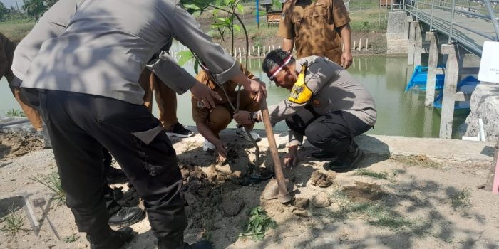 Polsek Balongpanggang Tanam Bibit Pohon di Waduk Citani untuk Peringati Hari Bhayangkara ke-78