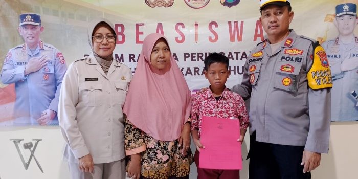 Polri Peduli Pendidikan: Kapolsek Kedamean Berikan Beasiswa dalam Rangka Hari Bhayangkara ke-78