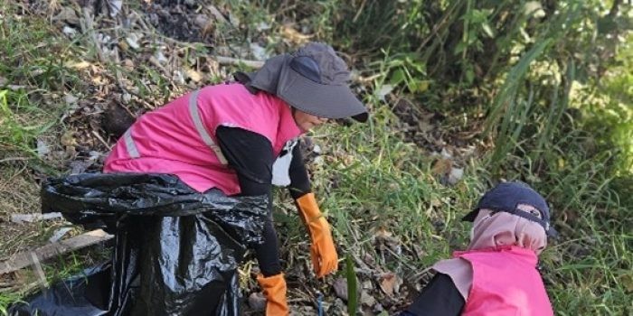 Srikandi PT PLN (Persero) UIP JBTB Turut Sukseskan Program Bersih-Bersih Sungai Muara Baros