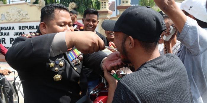 KAPOLRES PAMEKASAN TERHARU DI HADANG OLEH BEBERAPA  KELOMPOK AKTIFIS DAN WARTAWAN