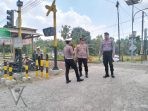 Cegah Laka, Polisi Edukasi Relawan Perlintasan KA Tanpa Palang Pintu di Tulungagung