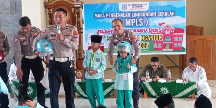 Polres Nganjuk Gelar Sosialisasi dan Edukasi Tertib Berlalu Lintas di SD Aisiyah 1 Nganjuk