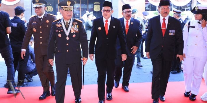 Pj. Gubernur Jatim Dianugerahi Pin Emas di Hari Bhayangkara ke-78