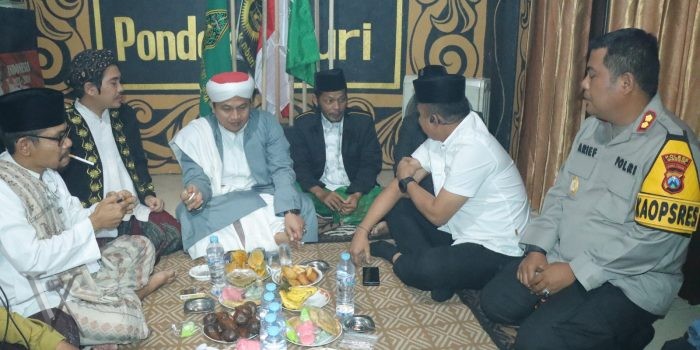 Polres Gresik Amankan Haul Mbah Zainal Abidin di Menganti dengan Ratusan Personel