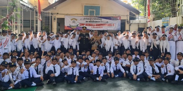 SMP Kemala Bhayangkari 8 Surabaya Rayakan HUT RI ke-79 dengan Upacara Bendera dan Gotong Royong