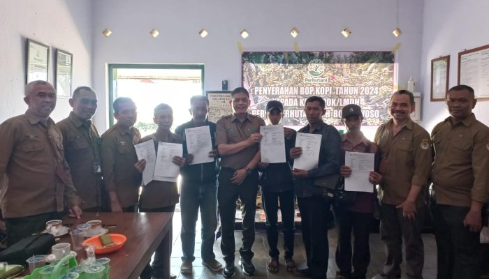 Kerja Sama Perhutani KPH Bondowoso dan LMDH Berbuah Hasil, Insentif Dibagikan kepada Para Ketua Kelompok