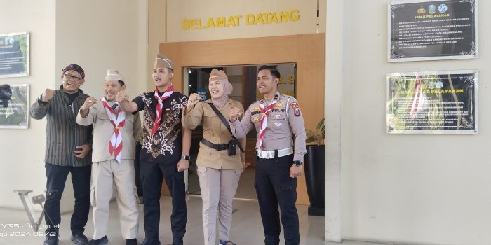 Perayaan Hari Kemerdekaan ke-79 di SAMSAT Surabaya Selatan Petugas Kenakan Pakaian Pejuang