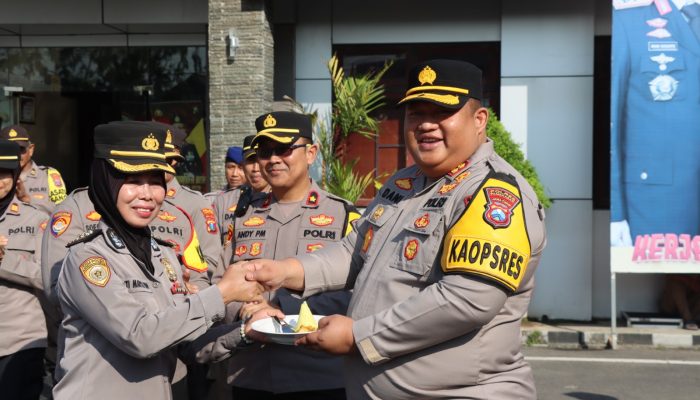 HUT Polwan Ke-76, Kapolres Pamekasan Berikan Kejutan Kepada Srikandi Polres Pamekasan.
