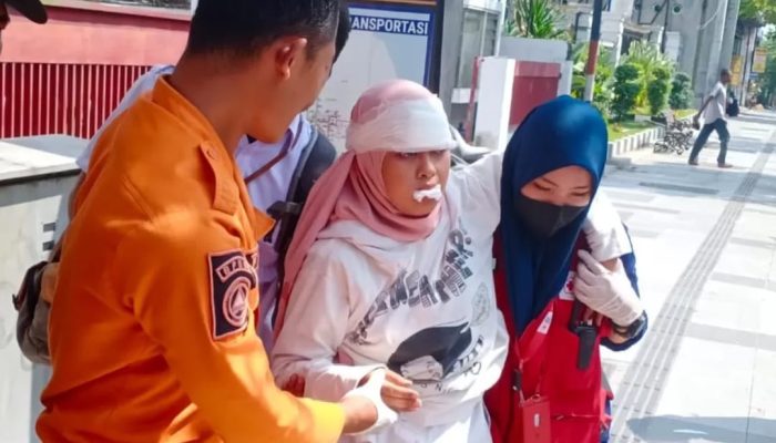 Pengendara Motor Honda Scoopy Tabrak Halte di Siwalankerto, Korban Dilarikan ke Rumah Sakit