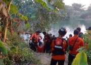 Polisi Bersama Tim SAR Berhasil Temukan Korban yang Menceburkan Diri di Sungai Brantas