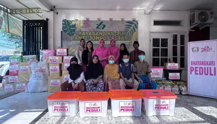 Peduli Lansia, Bhayangkari Cabang Gresik Gelar Bakti Sosial di Panti Jompo Lestari