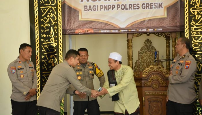 Pupuk Keimanan, Ustadz Zainul Arifin Ajak Personel Polres Gresik Tingkatkan Iman dan Taqwa
