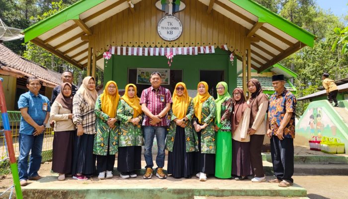 Hj. Sri Winarti Munir Ketua IIK Perhutani Bondowoso Kunjungi TK Tunas Rimba, Berikan Bantuan dan Motivasi