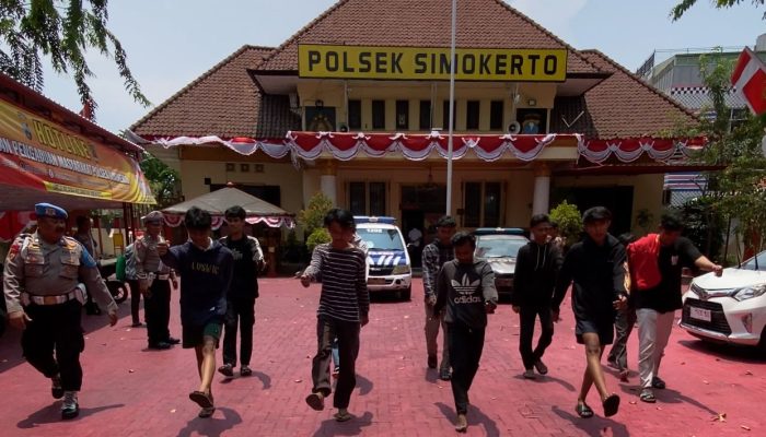 Tawuran Gagal, 10 Remaja Surabaya Dihukum Polsek Simokerto dengan Baris Berbaris Bersihkan Taman Dan Sanksi Sosial