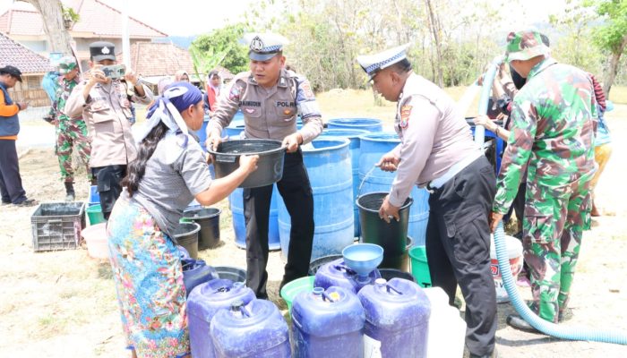 Gelar Baksos di Harlantas Bhayangkara ke – 69, Polres Bangkalan Droping 10 Tangki Air Bersih di 2 Desa