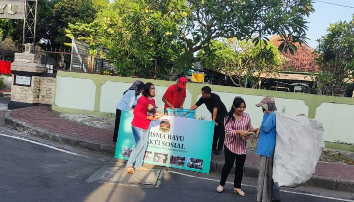 Letkol Kav Kurnia Santiadi Danden Intel Kodam Udayana Bersama Ketua Persit Wisma Bayu Berbagi Kasih untuk Masyarakat Bali