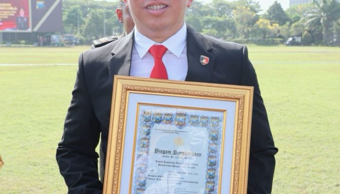 Kapolda Jatim Beri Penghargaan atas Prestasi AKBP Mirzal Maulana dalam Pemberantasan Narkoba dan Kejahatan