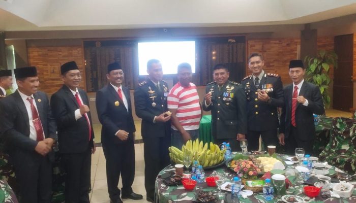 Sekelompok Petani Datangi Dandim 0824/Jember saat Bersama Forkopimda. Ingin Ucapkan Selamat Ulang Tahun Ke 79 TNI