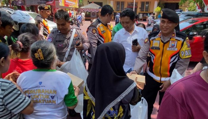Polsek Simokerto Gelar Jumat Berkah, Bagikan 200 Nasi Kotak untuk Warga