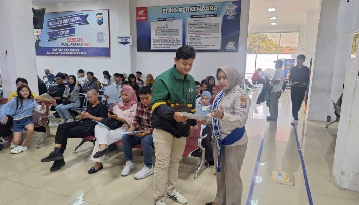 Satlantas Polrestabes Surabaya Lakukan Pengawasan Proses Pengurusan SIM di Satpas Kolombo