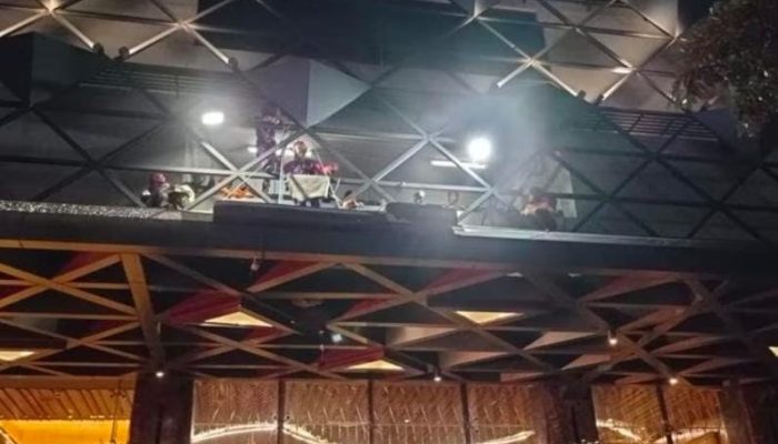 Korban Tergeletak di Lantai Tiga Hotel Surabaya Dievakuasi ke RSUD Dr. Soetomo