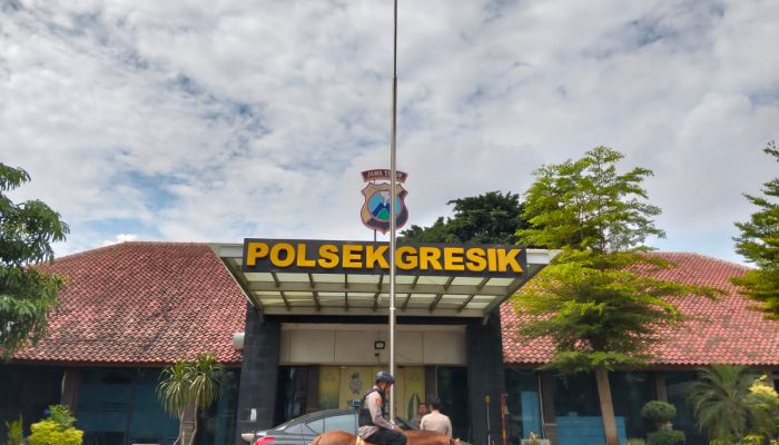 Inovasi Kapolsek Gresik Kota Patroli Berkuda Jalin Keakraban dengan Warga