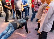 Kapolsek Simokerto Kompol Didik Triwahyudi Disiplinkan Anggota, Dua Polisi Terima Sanksi Push-Up