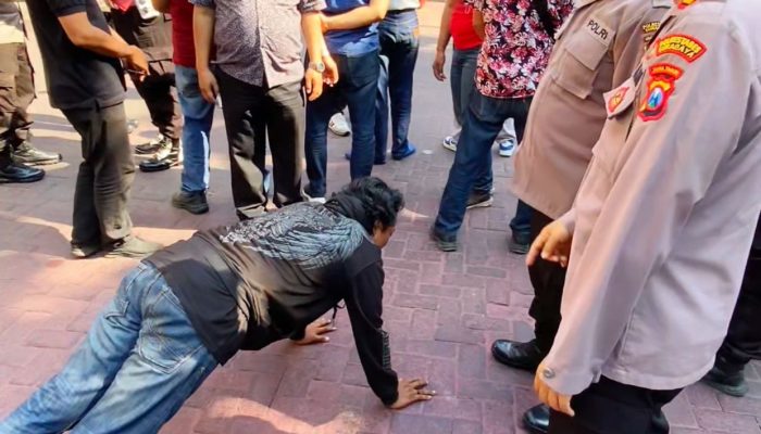 Kapolsek Simokerto Kompol Didik Triwahyudi Disiplinkan Anggota, Dua Polisi Terima Sanksi Push-Up