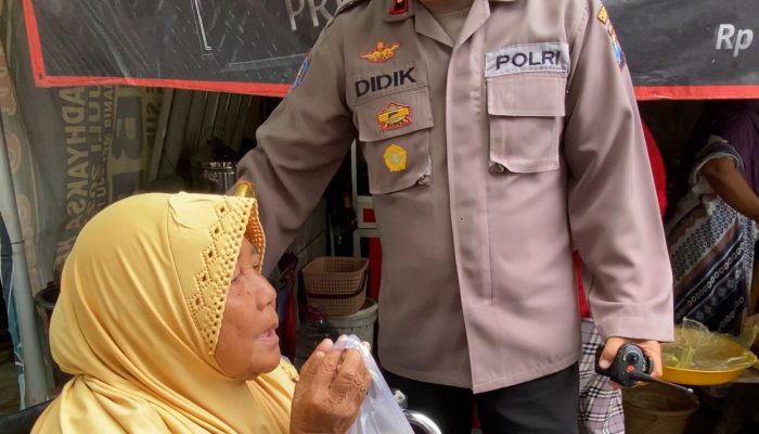 Polsek Simokerto Gelar “Jumat Berkah”: Bagikan 100 Porsi Soto Ayam untuk Warga Sekitar