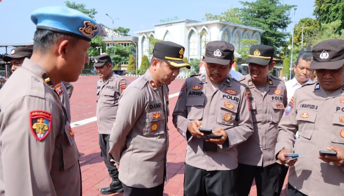 Pastikan Polres Gresik Bersih dari Judi Online, Wakapolres Cek HP Anggota Setelah Apel