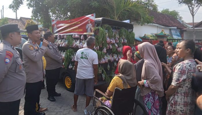 Polsek Cerme Gelar Sosialisasi Rekrutmen Polri dan Berbagi Ratusan Paket Sembako di Desa Dampaan