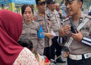 Aksi Jumat Berkah Kapolsek Simokerto: Hentikan Pengendara Motor Tanpa Helm, Beri Himbauan dan Nasi Bungkus