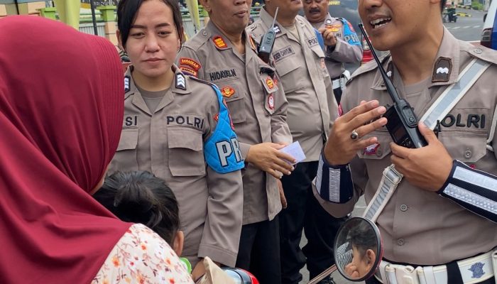 Aksi Jumat Berkah Kapolsek Simokerto: Hentikan Pengendara Motor Tanpa Helm, Beri Himbauan dan Nasi Bungkus
