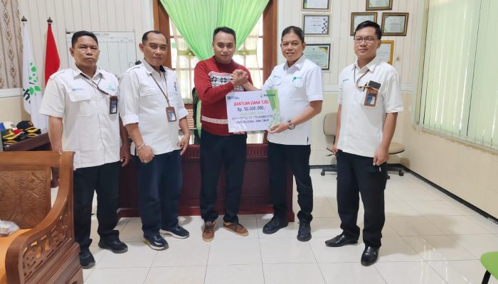 Perum Perhutani Bondowoso Serahkan Bantuan TJSL untuk Pembangunan MCK di Masjid Nurul Huda