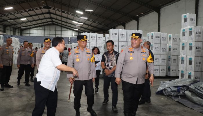 Pastikan Logistik Pilkada 2024 Aman Kapolres Tanjung Perak Bersama Forkopimda Kota Surabaya Cek Gudang KPU Kota Surabaya.
