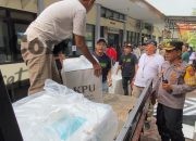 Kapolsek Simokerto Kawal Ketat Distribusi 244 Kotak Suara Pilkada 2024