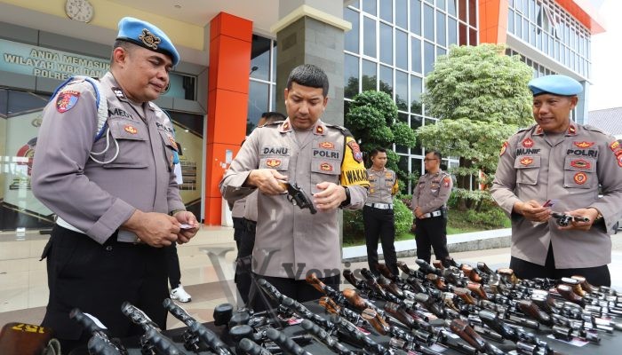Usai Apel, Polres Gresik Gelar Pemeriksaan Senjata Api untuk Tingkatkan Disiplin Personel