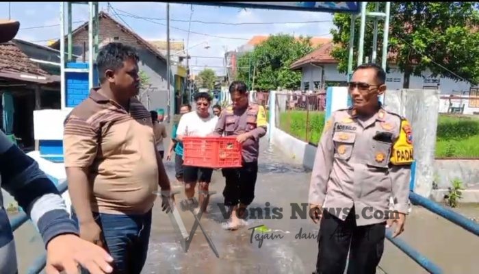 Polres Jombang Salurkan Bantuan untuk Warga Terdampak Banjir di Desa Pulo Lor